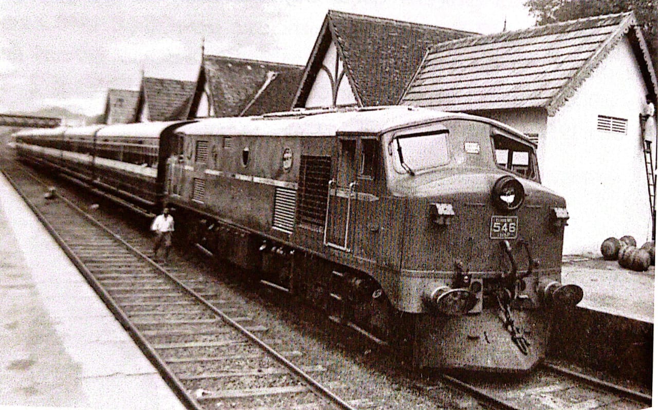 The arrival of the first express train at Maradana on August 3, 1954, hauled by an M1 locomotive.